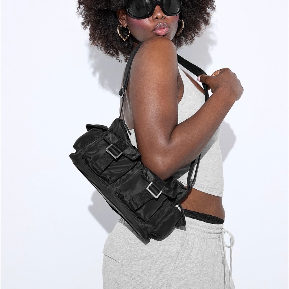 VS PINK PURE BLACK CARGO BAG